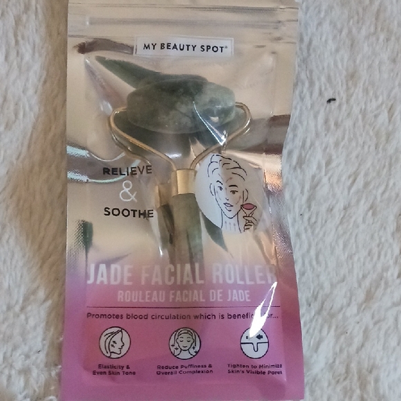 Jade Facial Roller - Green - Picture 1 of 5